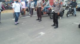 Polsek Leles Polres Garut Giat Atur Lalin Pagi di Depan PT Changsin