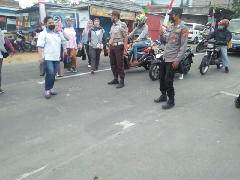 Polsek Leles Polres Garut Giat Atur Lalin Pagi di Depan PT Changsin