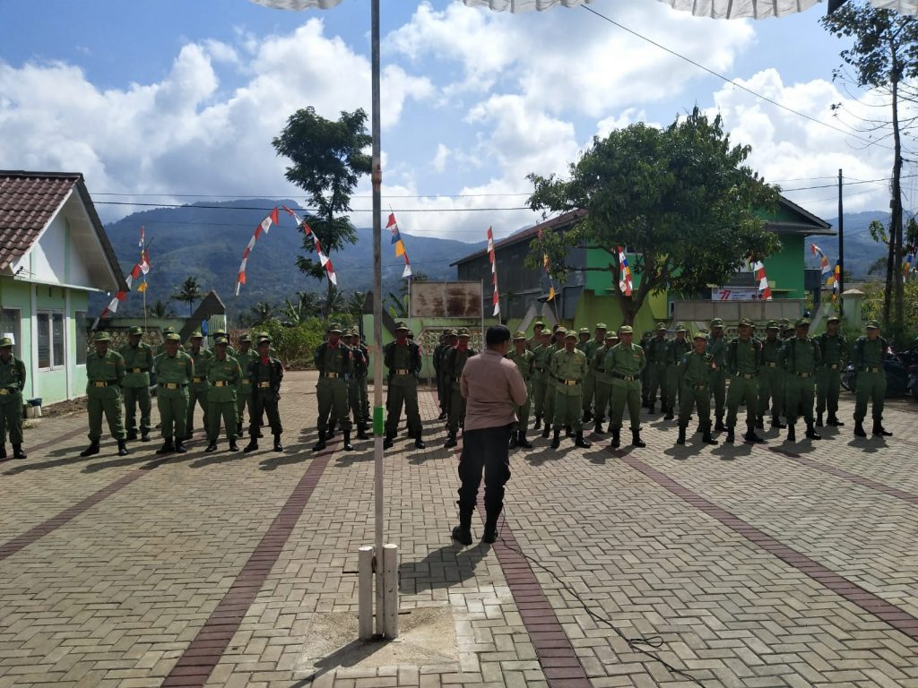 Polsek Sukawening Giat Lomba Baris Berbaris Linmas