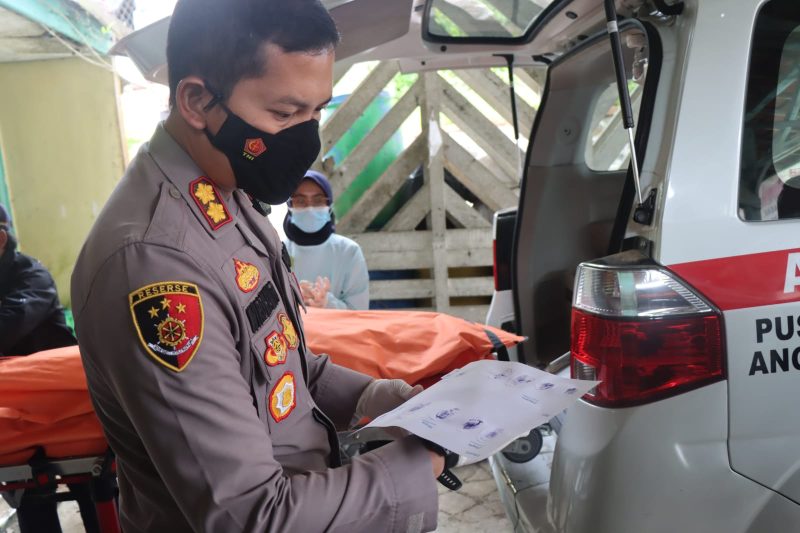 Kapolres Garut AKBP.Wirdhanto Hadicaksono Saat Cek Kondisi Mayat