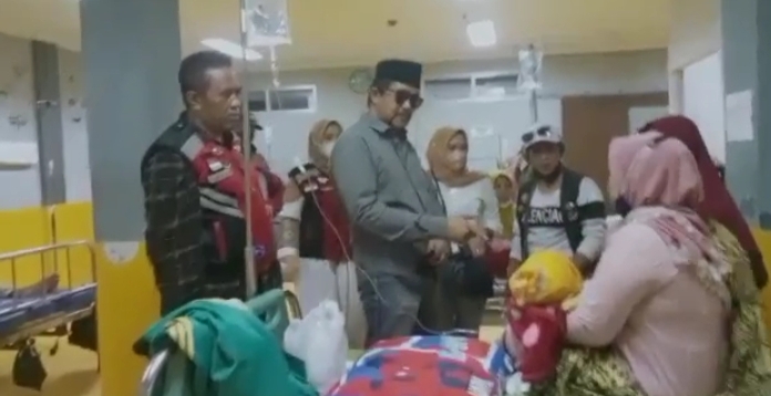 Foto Istimewa : H Alan Partimbang saat menjenguk pasien di RSUD dr.Slamet Garut