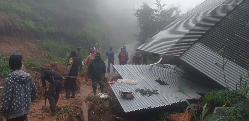 Polsek Cikajang Terjun ke Lokasi Rumah Warga Yang Tertimpa Tanah Longsor