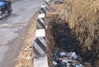 Jembatan Cikeunyat yang ada di Kp.Panyeredan Desa Sukaratu Kecamatan Sucinaraja Kabupaten Garut terancam ambruk, warga setempat meminta perbaikan dari pihak Pemkab Garut agar segera dibangunkan, Sabtu (24/11/2022).