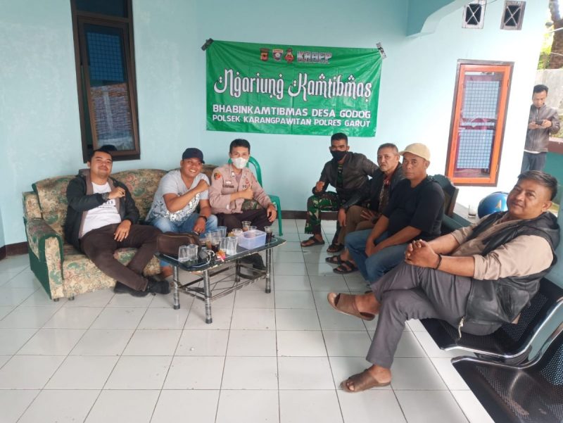 Bhabinkamtibmas Desa Godog, Bripka Asep Suryana laksanakan tatap muka bersama warga
