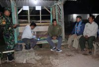Jaga Kondusifitas  Dandim 0611/Grt Berkeliling Adu Bako di Pos Kamling Bersama Warga Karangpawitan 