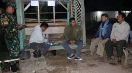 Jaga Kondusifitas  Dandim 0611/Grt Berkeliling Adu Bako di Pos Kamling Bersama Warga Karangpawitan 