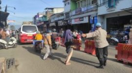 Antisipasi Kemacetan Polsek Karangpawitan Polres Garut Giat Gatur Sore Depan PT. Daux Cosmetic