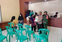 Bhabinkamtibmas Polsek Wanaraja Polres Garut Pastikan Bantuan Beras Tepat Sasaran