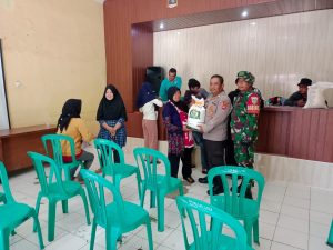 Bhabinkamtibmas Polsek Wanaraja Polres Garut Pastikan Bantuan Beras Tepat Sasaran