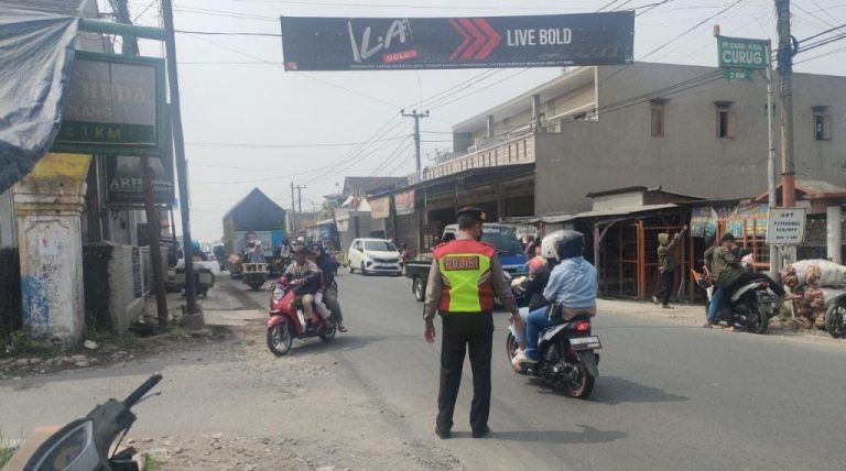 Ciptakan Kenyamanan Warga Jajaran Polsek Cisurupan Polres Garut Atur Lalin di SP3