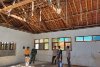 TNI dan Polri sedang monitoring rehabilitasi SD