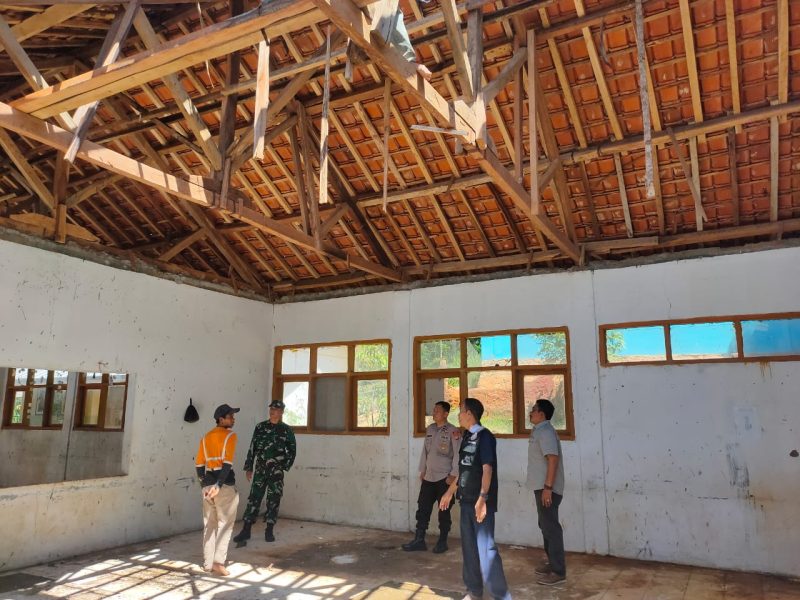 TNI dan Polri sedang monitoring rehabilitasi SD