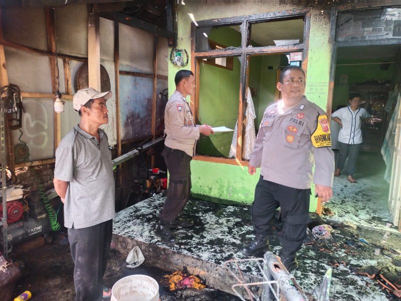 Polsek Wanaraja Polres Garut Cek Kejadian Kebakaran