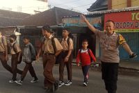 Cegah Laka Lantas Polsek Bayongbong Polres Garut Laksanakan Rawan Pagi di SMPN 1 Bayongbong