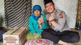 Kapolsek Cikajang Polres Garut Berikan Bantuan Sembako 