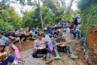 Sinergitas TNI Polri Polsek Talegong Polres Garut Kerja Bakti Cor Jalan