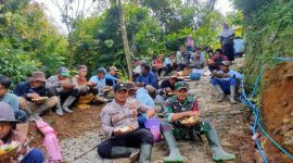 Sinergitas TNI Polri Polsek Talegong Polres Garut Kerja Bakti Cor Jalan