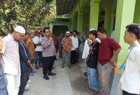 Polsek Batujaya Kawal Pemberangkatan Jamaah Haji di Desa Karyabakti