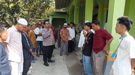 Polsek Batujaya Kawal Pemberangkatan Jamaah Haji di Desa Karyabakti