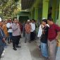 Polsek Batujaya Kawal Pemberangkatan Jamaah Haji di Desa Karyabakti