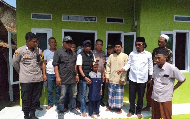 Anggota Polsek Tirtajaya Polres Karawang menghadiri Peresmian Rumah Yatim Piatu di Desa Srikamulyan