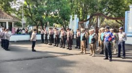 Kabag Ops Polres Garut Pimpin Langsung Pengamanan Keberangkatan Calon Jamaah Haji Asal Garut Kloter ke 2