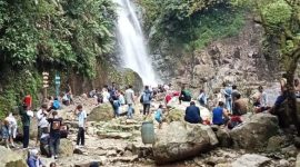 Beri Rasa Nyaman Wisatawan Personil Polsek Tegalwaru Polres Karawang Giat PAM Monitoring Curug Cigeuntis