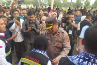 Kapolsek Telukjambe Polres Karawang Timur Pimpin Pam Pemberangkatan 397 Calhaj Asal Karawang
