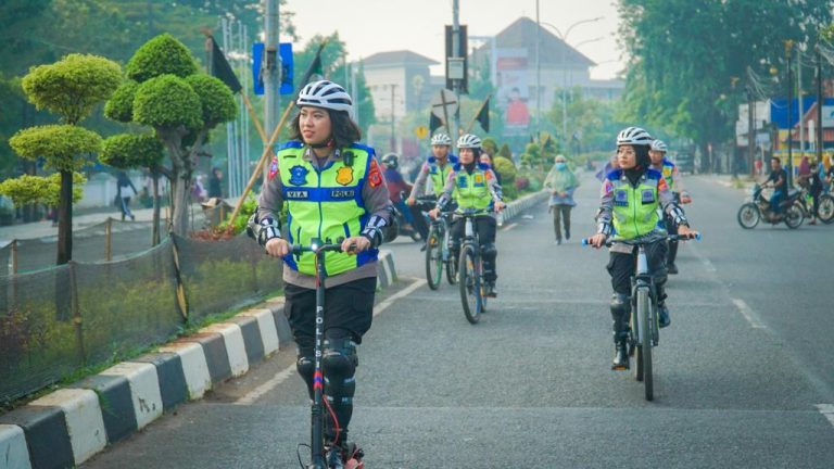 Polwan Cantik di Karawang Berjaga di Gelaran CFD dengan Bersepeda dan Skuter
