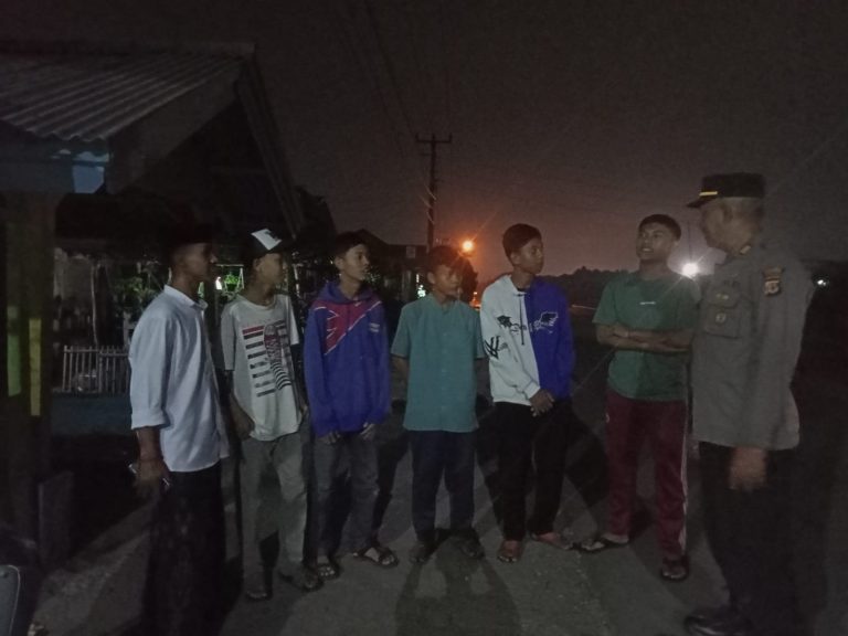 Kapolsek Ciampel Polres Karawang Sasar Jalan Raya BTB 8 saat Patroli Prekat