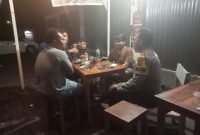 Patroli Polsek Kotabaru Polres Karawang Himbau Anak Muda Yang Masih Nongkrong Hingga Larut Malam