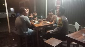 Patroli Polsek Kotabaru Polres Karawang Himbau Anak Muda Yang Masih Nongkrong Hingga Larut Malam
