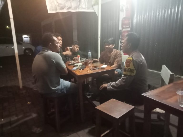 Patroli Polsek Kotabaru Polres Karawang Himbau Anak Muda Yang Masih Nongkrong Hingga Larut Malam