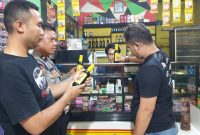 Personil Gabungan Piket Fungsi Polsek Klari Polres Karawang Gelar Patroli KRYD Sasar Kios dan Toko Jamu 