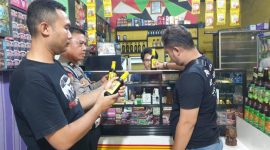 Personil Gabungan Piket Fungsi Polsek Klari Polres Karawang Gelar Patroli KRYD Sasar Kios dan Toko Jamu 
