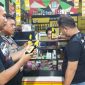 Personil Gabungan Piket Fungsi Polsek Klari Polres Karawang Gelar Patroli KRYD Sasar Kios dan Toko Jamu 
