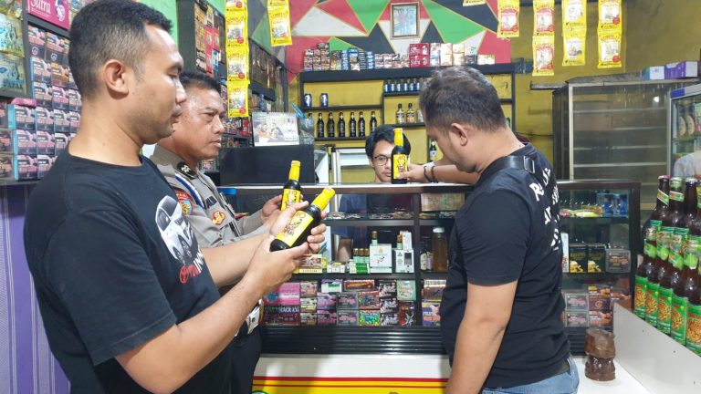 Personil Gabungan Piket Fungsi Polsek Klari Polres Karawang Gelar Patroli KRYD Sasar Kios dan Toko Jamu 