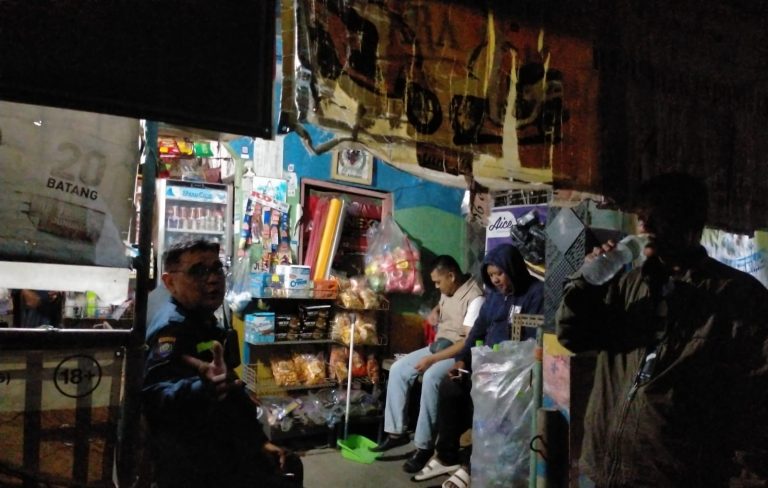 Bhabinkamtibmas Polsek Karawang Kota Polres Karawang Patroli Keliling Desa