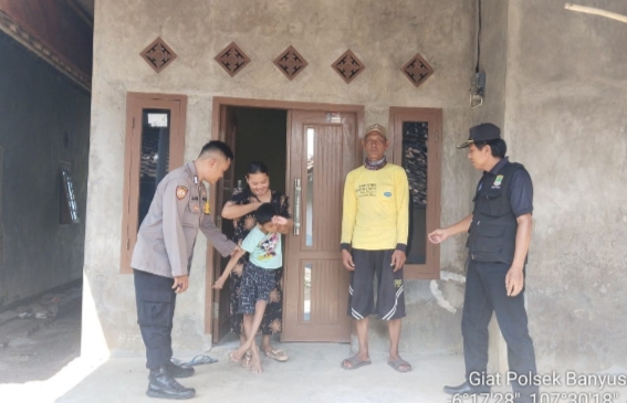 Sambangi Pos Kamling Desa Cibadak Patroli Polsek Rawamerta Polres Karawang Sampaikan Pesan Kamtibmas