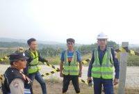 Personel Polsek Ciampel Polres Karawang Aiptu Samid Sugiana dengan menggandeng security KCIC melaksanakan pengecekan pagar Commisioning 