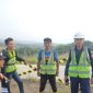 Personel Polsek Ciampel Polres Karawang Aiptu Samid Sugiana dengan menggandeng security KCIC melaksanakan pengecekan pagar Commisioning 