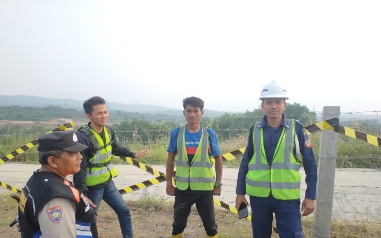 Personel Polsek Ciampel Polres Karawang Aiptu Samid Sugiana dengan menggandeng security KCIC melaksanakan pengecekan pagar Commisioning 