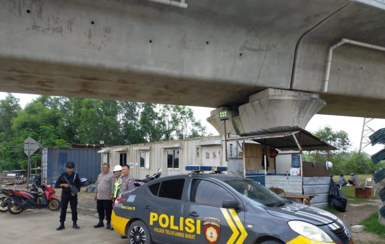 Polsek Telukjambe Polres Karawang Ingatkan Masyarakat untuk Tidak Menyentuh Pagar Pembatas Commisioning