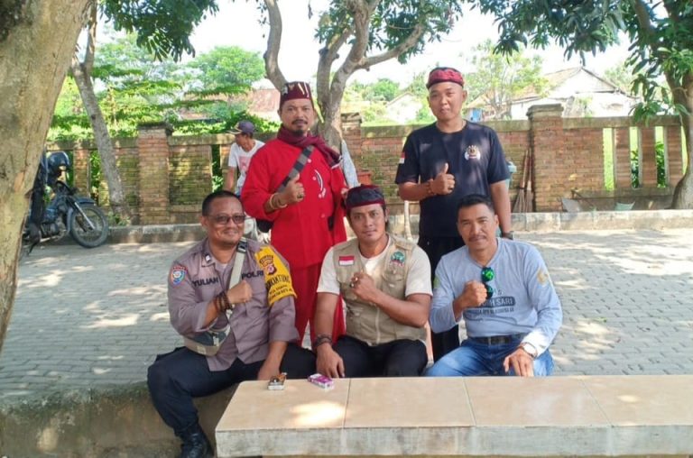 Bhabinkamtibmas Polsek Batujaya Polres Karawang Sambang Warga Desa Baturaden