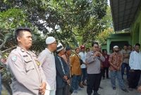 Patroli Polsek Batujaya Polres Karawang Kawal Pemberangkatan Jamaah Haji di Desa Karyabakti