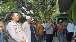 Patroli Polsek Batujaya Polres Karawang Kawal Pemberangkatan Jamaah Haji di Desa Karyabakti