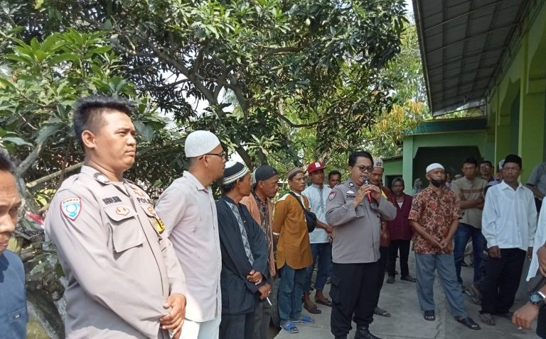 Patroli Polsek Batujaya Polres Karawang Kawal Pemberangkatan Jamaah Haji di Desa Karyabakti