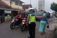 Polsek Samarang Polres Garut Gatur Pagi Antisipasi Kemacetan 