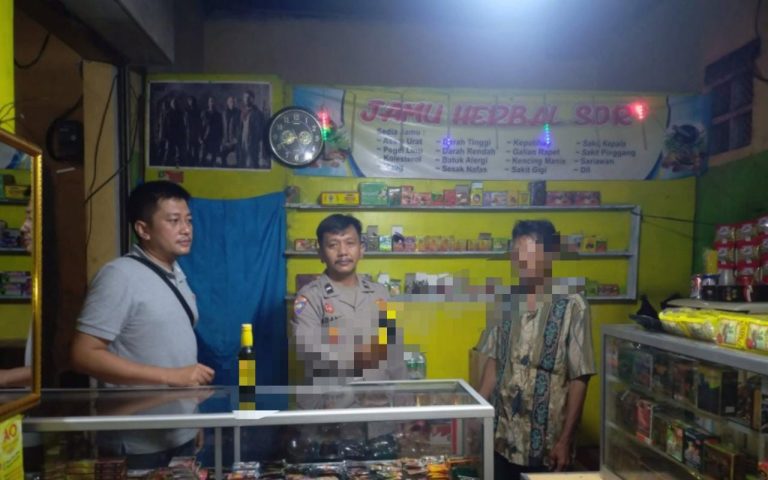 Bripka Johan Anggota Polsek Pedes Polres Karawang Gencarkan Operasi Miras