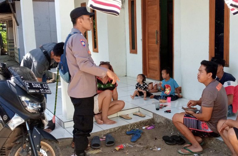 Bhabinkmatibmas Polsek Cikelet Polres Garut Blusukan Pantau Situasi Kamtibmas 